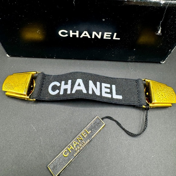 LOT 1225 RUNWAY Chanel 24K gold plated VINTAGE jacket clip - Picture 1 of 4